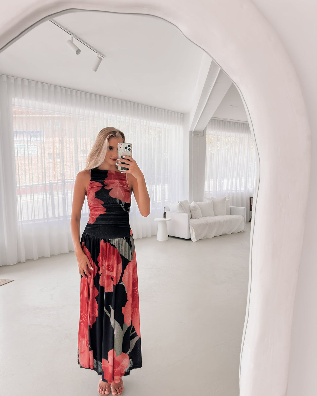 Sukienka maxi | dekolt łódka, marszczenia w talii