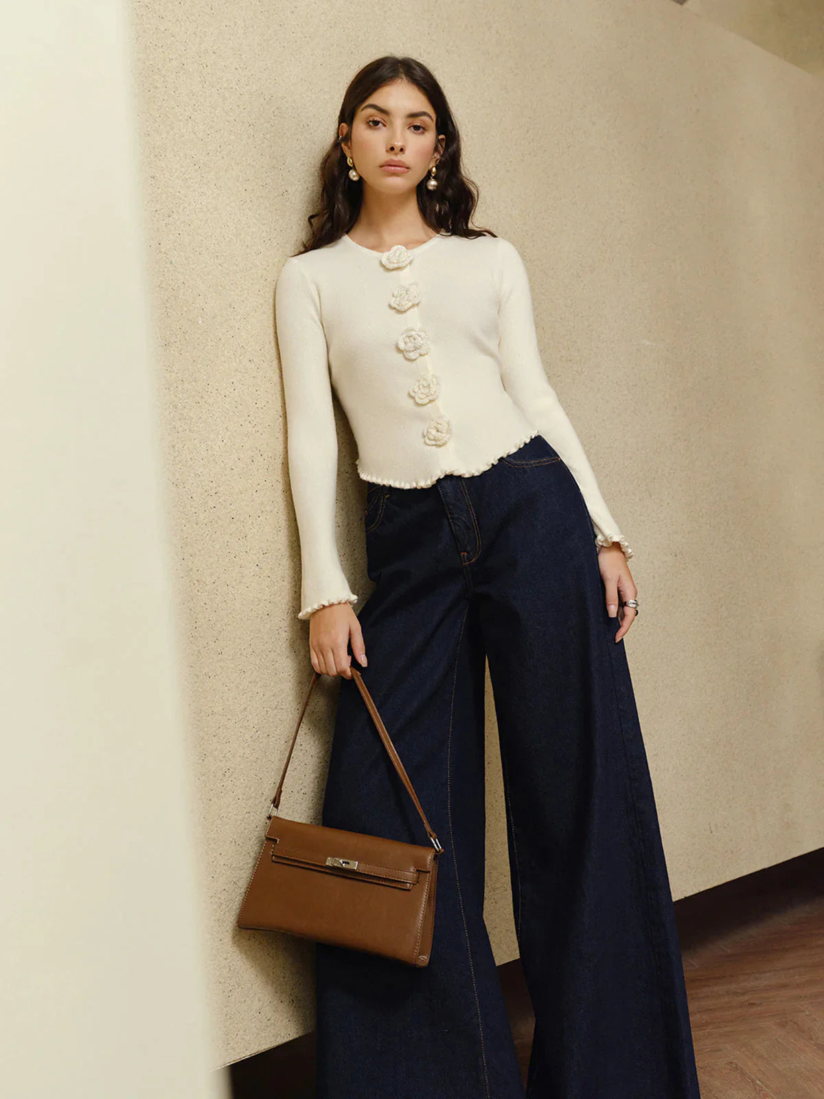 Sweter damski | szydełkowe kwiaty, falbany