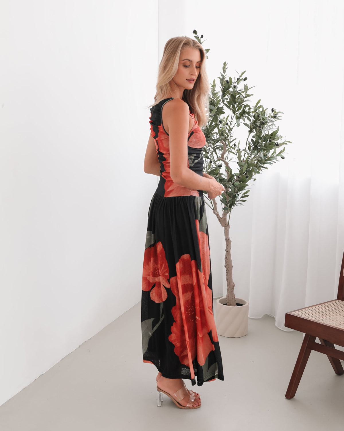 Sukienka maxi | dekolt łódka, marszczenia w talii