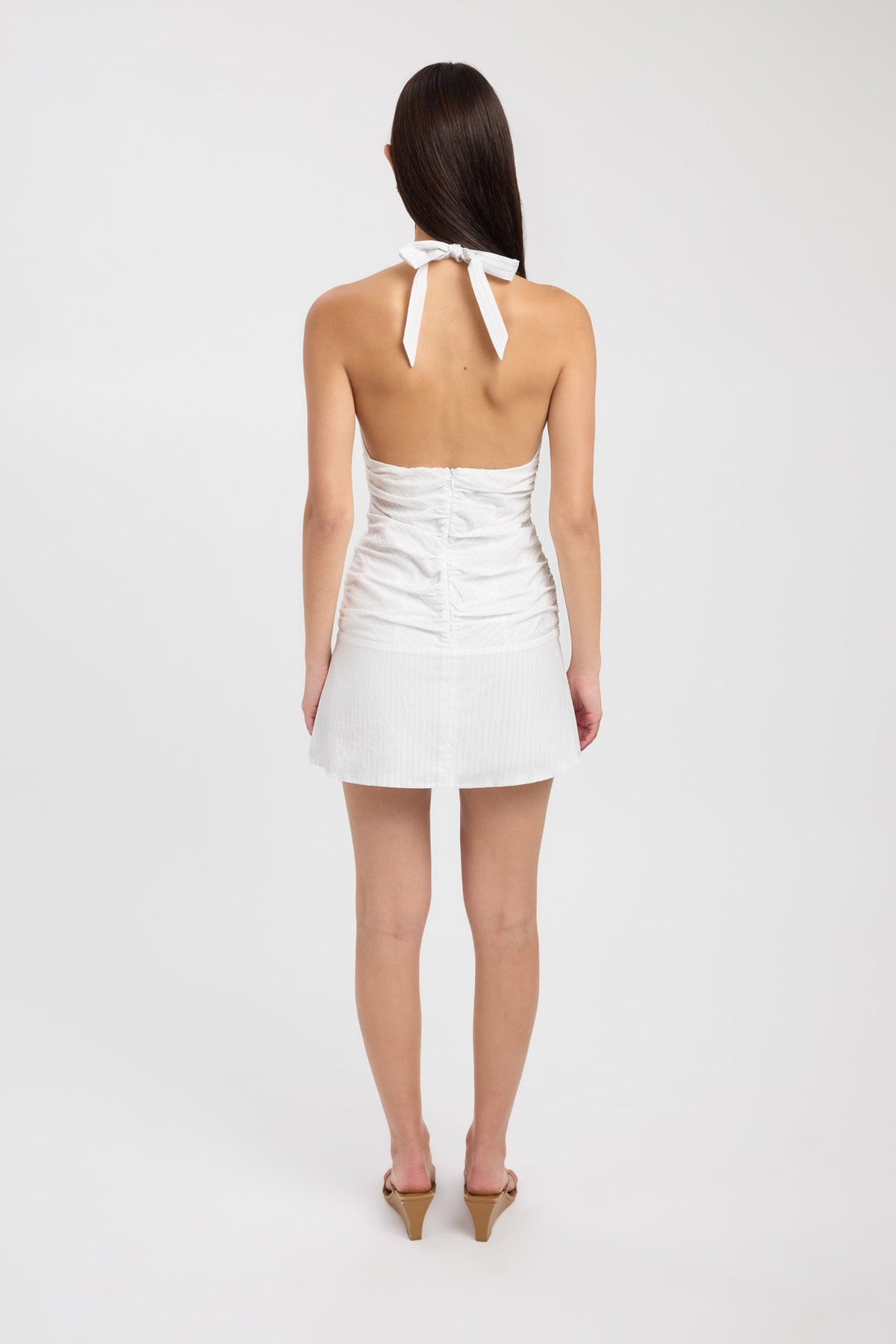 Sukienka mini | dekolt halter, rozkloszowany dół