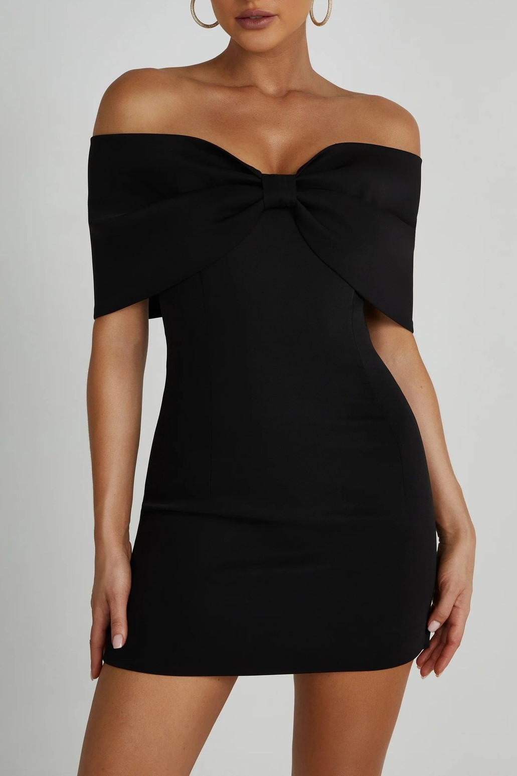Sophie - Sukienka mini damska z odkrytymi ramionami | Wiązanie, czarny kolor | Elegancki styl wieczorowy