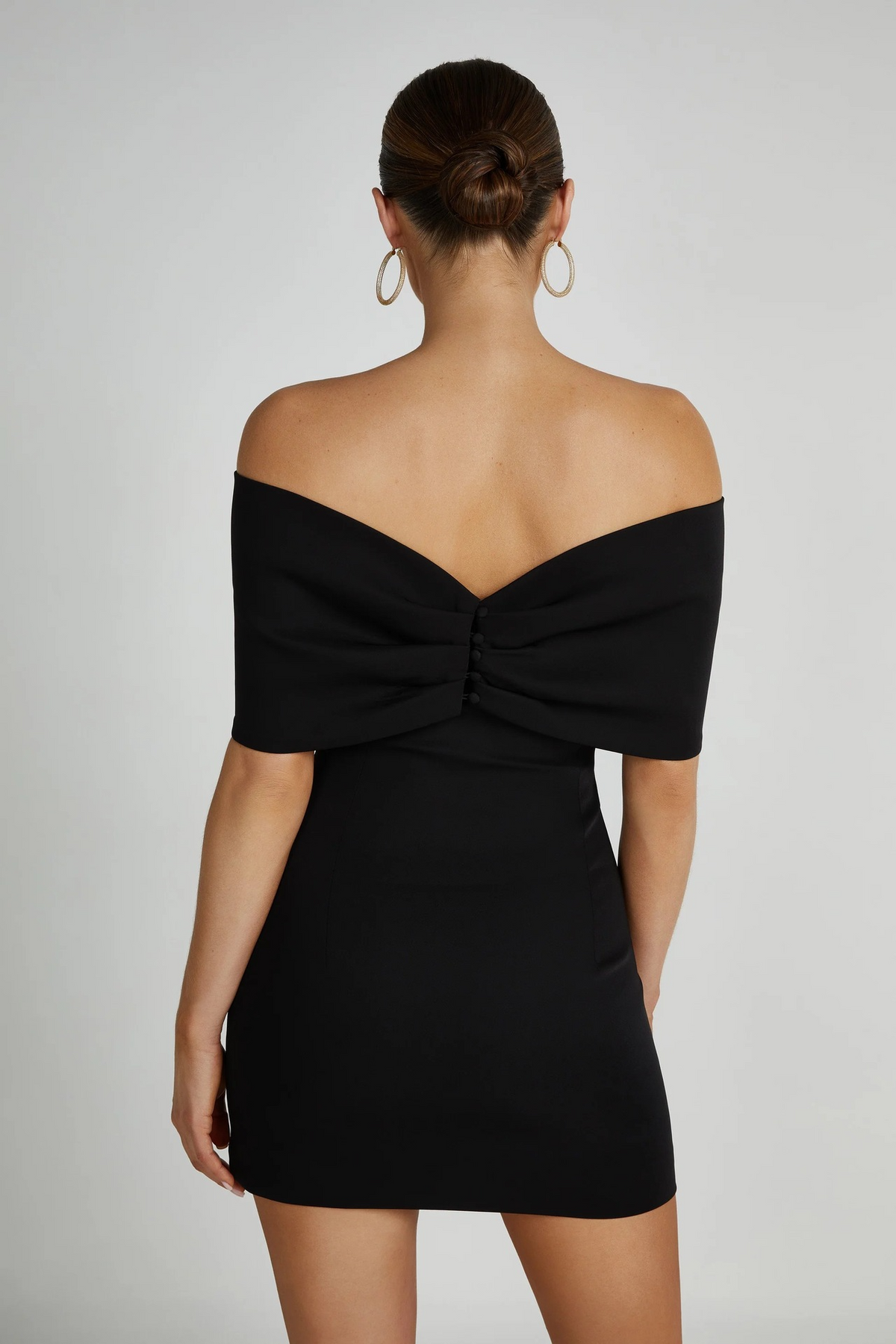 Sophie - Sukienka mini damska z odkrytymi ramionami | Wiązanie, czarny kolor | Elegancki styl wieczorowy
