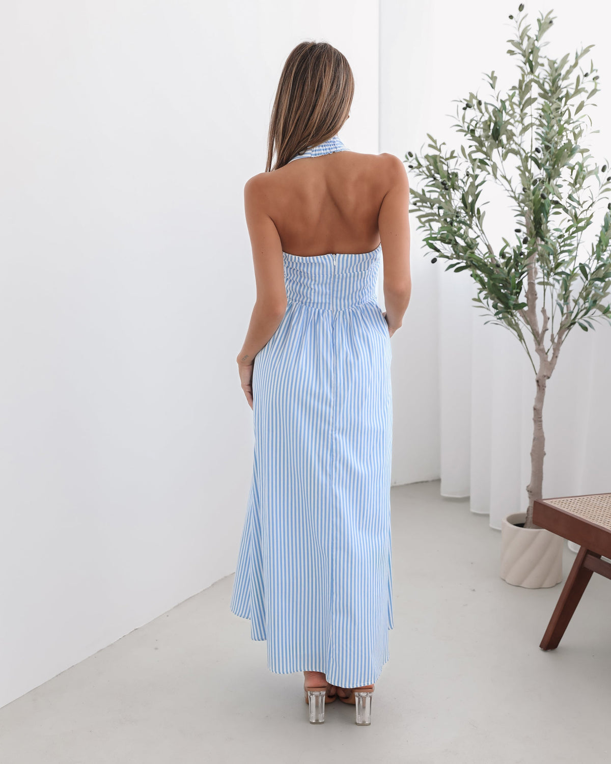 Sukienka maxi | wzór w paski, dekolt halter