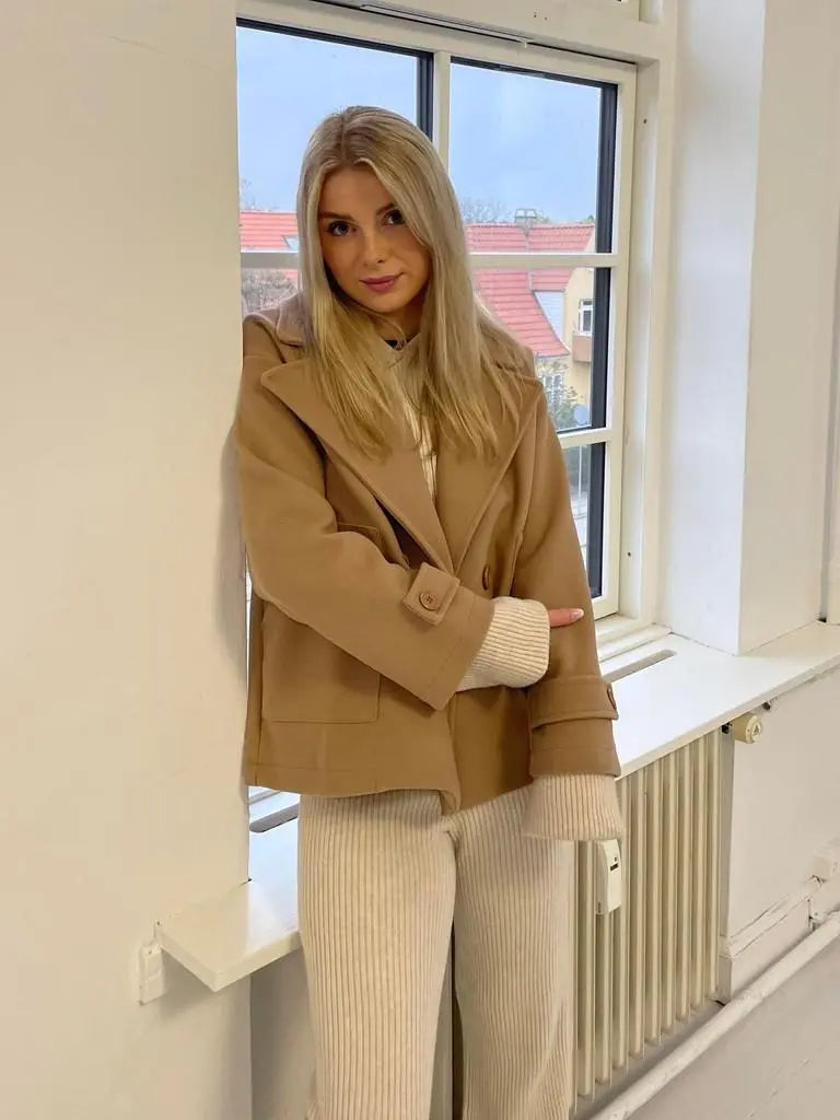 Alina - Płaszcz damski z podwójnym zapięciem | Dopasowany krój, elegancki kołnierz | Klasyczny styl na jesień