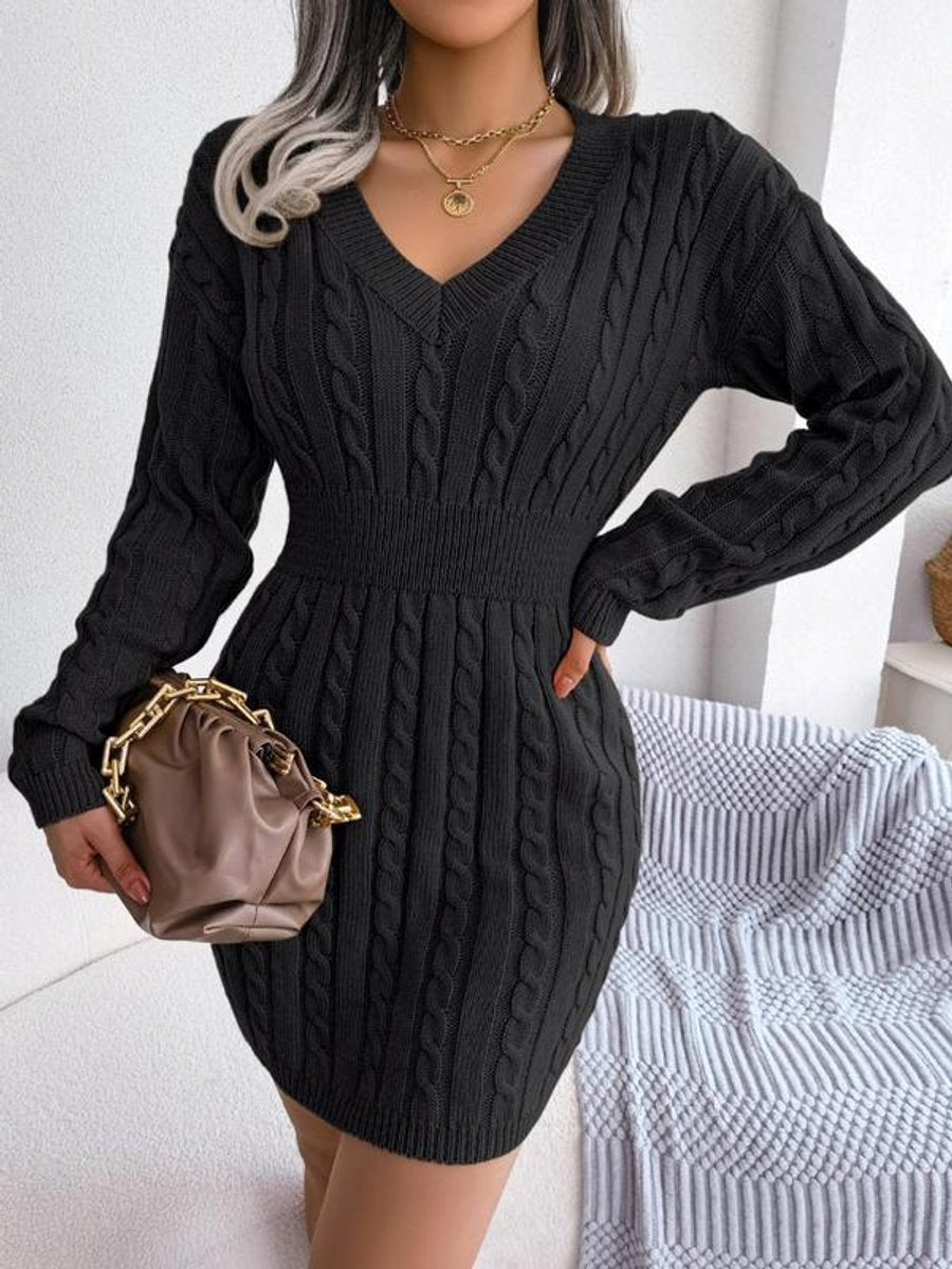Sukienka swetrowa mini | splot warkoczowy, dekolt V